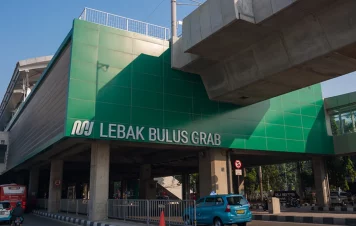 Bagian depan Stasiun Lebak Bulus Grab