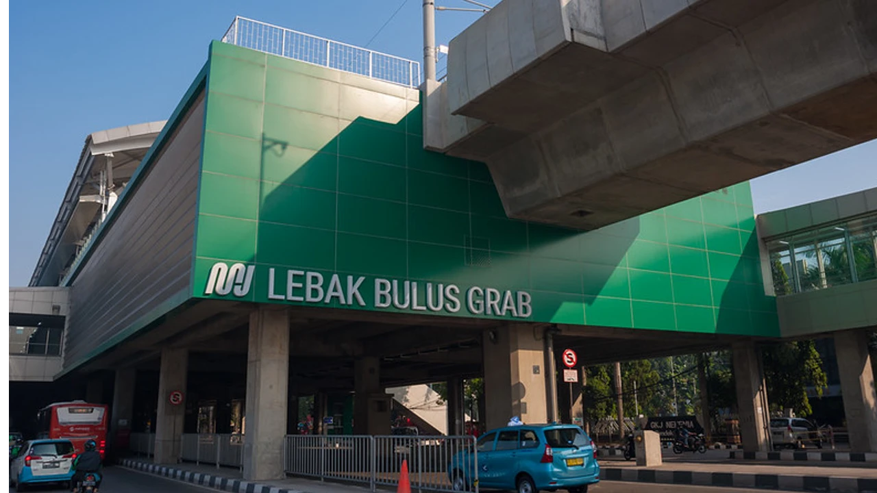 Bagian depan Stasiun Lebak Bulus Grab